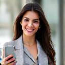 María G., emprendedora, sonriendo y sosteniendo un smartphone.